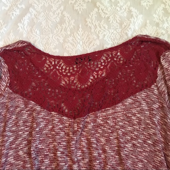 - Adorable Plus size crop sweater with lace back - Picture 4 of 6